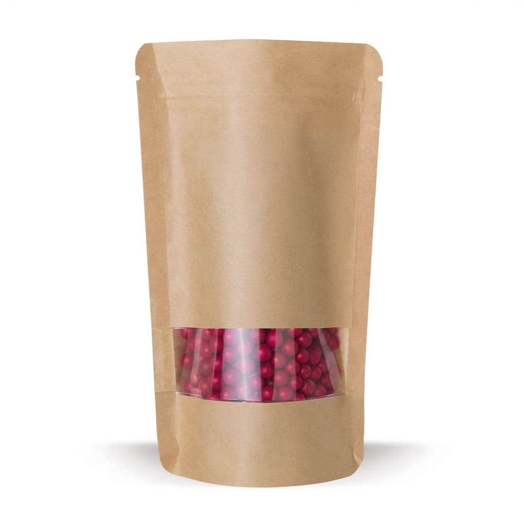 Standbodenbeutel aus Kraftpapier mit Sichtfenster und Zipverschluss, gefüllt mit roten Kugeln